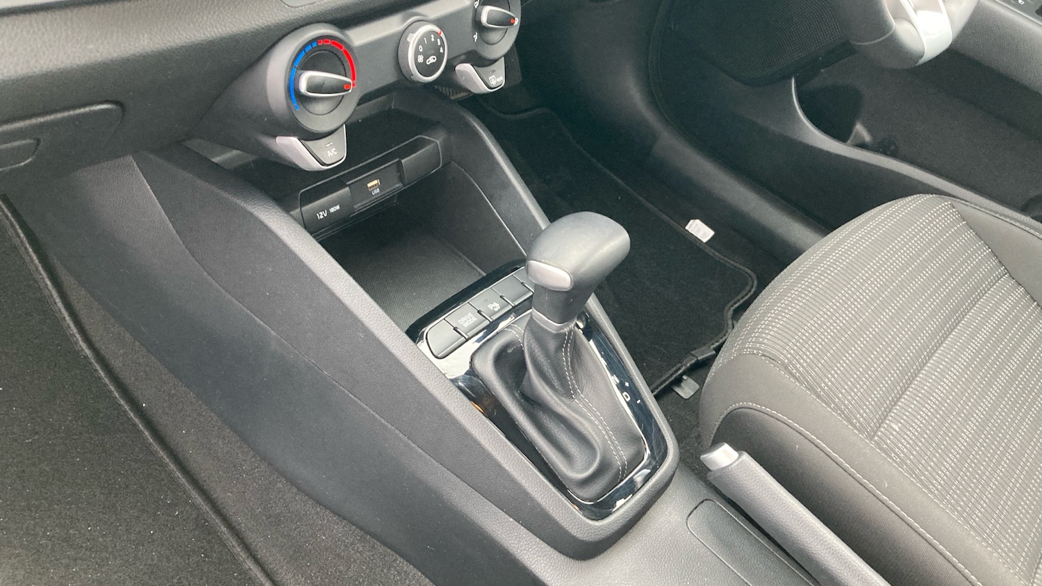 Used Kia Stonic 2023 for sale - 76960673: Photo 13