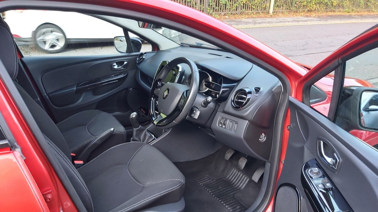 Used Renault Clio 2013 for sale - 76142571: Photo 3