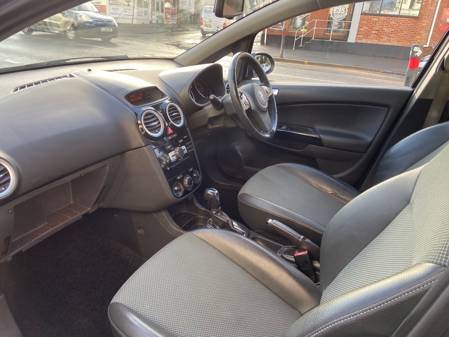 Used Vauxhall Corsa 2009 for sale - 77220568: Photo 2