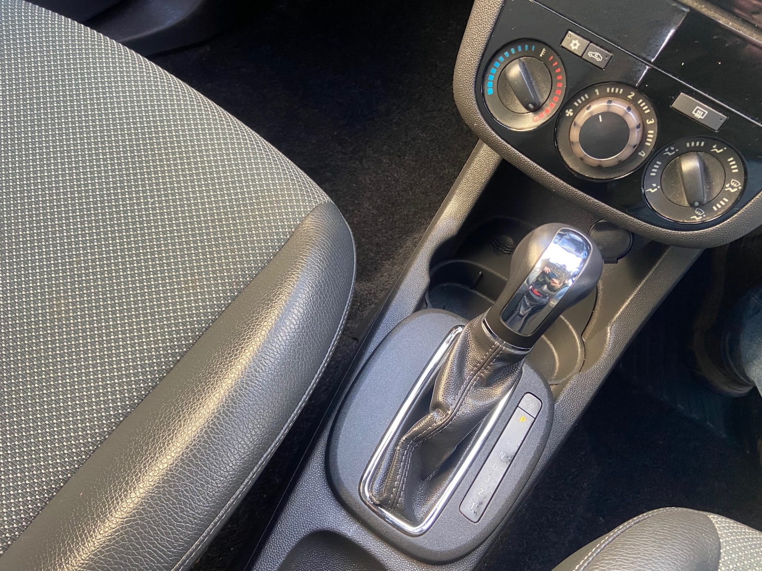 Used Vauxhall Corsa 2009 for sale - 77220568: Photo 4