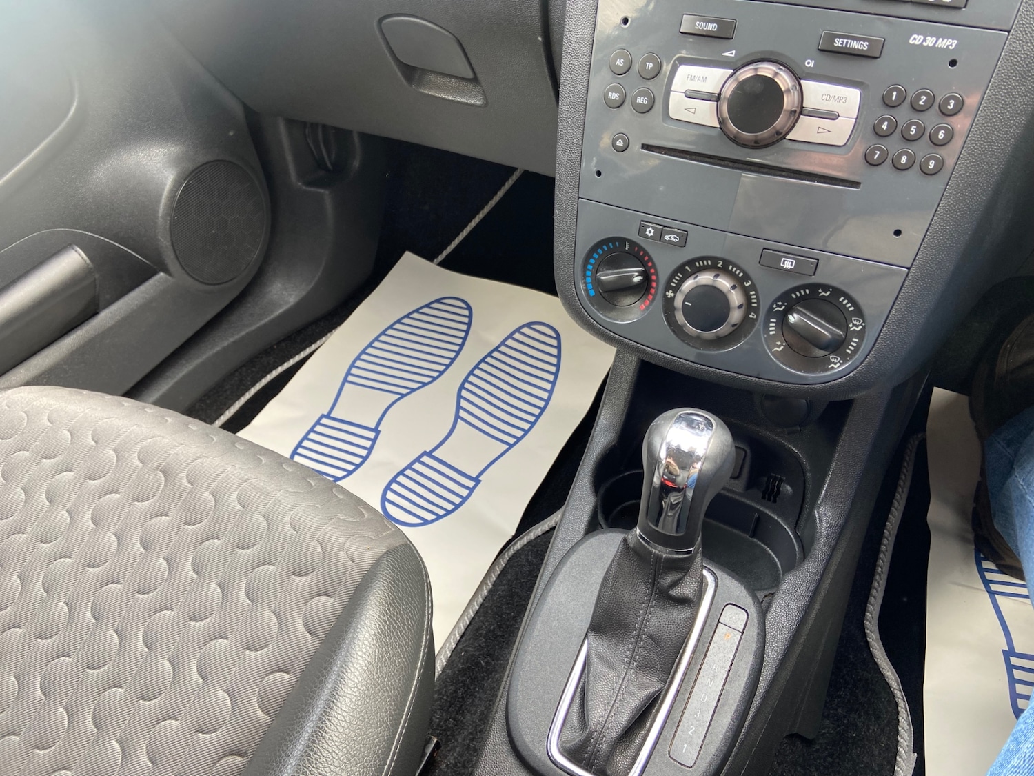 Used Vauxhall Corsa 2011 for sale - 77963213: Photo 2