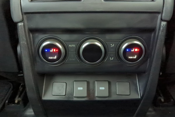 Used Land Rover Defender 2023 for sale - 76201391: Photo 32