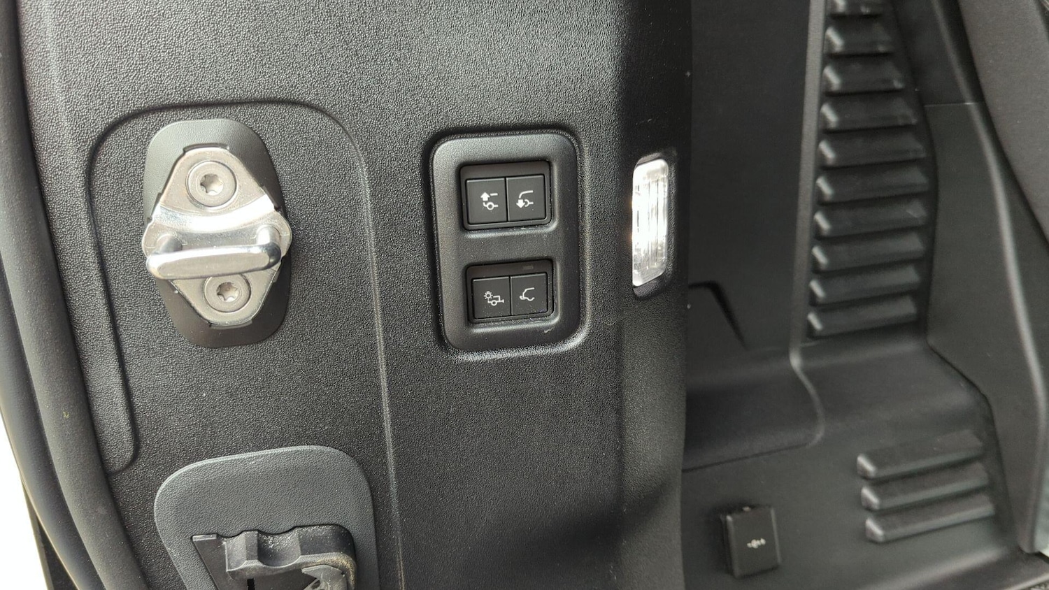 Used Land Rover Defender 2024 for sale - 76201175: Photo 26