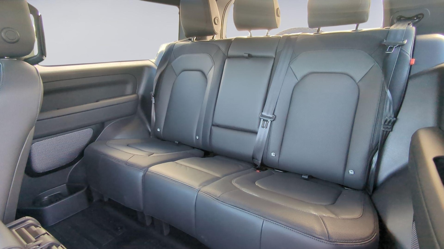 Used Land Rover Defender 2024 for sale - 76201175: Photo 4