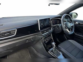 Used Volkswagen T-Roc 2023 for sale - 76157396: Photo 2