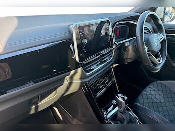 Used Volkswagen T-Roc 2022 for sale - 77207600: Photo