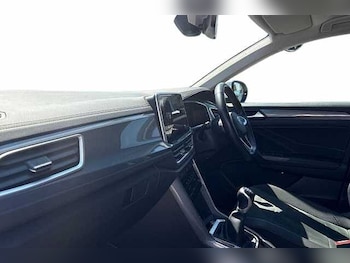 Used Volkswagen T-Roc 2024 for sale - 78976182: Photo