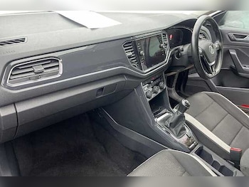 Used Volkswagen T-Roc 2018 for sale - 76114449: Photo 2