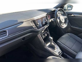 Used Volkswagen T-Roc 2021 for sale - 77822025: Photo