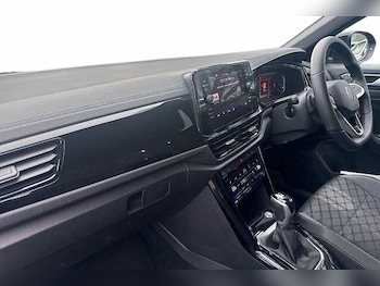 Used Volkswagen T-Roc 2025 for sale - 76082156: Photo 2