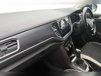 Used Volkswagen T-Roc 2021 for sale - 78201760: Photo