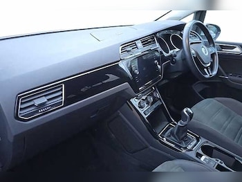 Used Volkswagen Touran 2020 for sale - 77118496: Photo