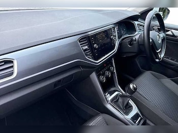 Used Volkswagen T-Roc 2021 for sale - 77136243: Photo