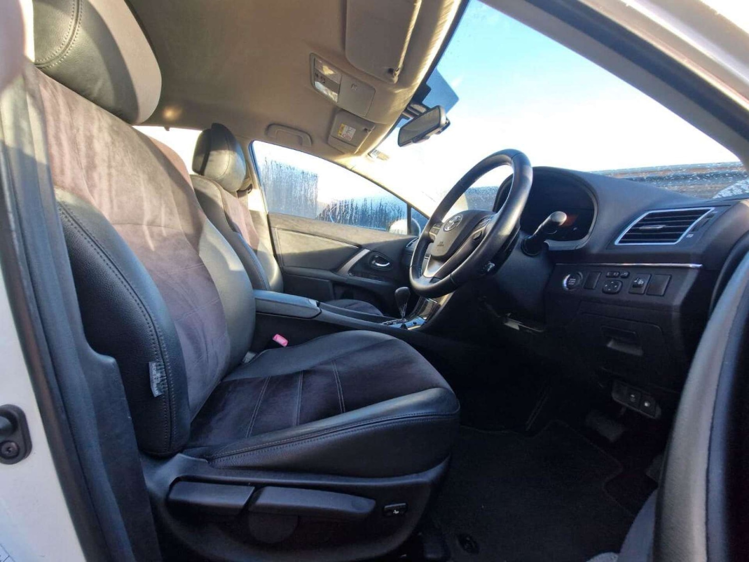 Used Toyota Avensis 2013 for sale - 77211280: Photo 2