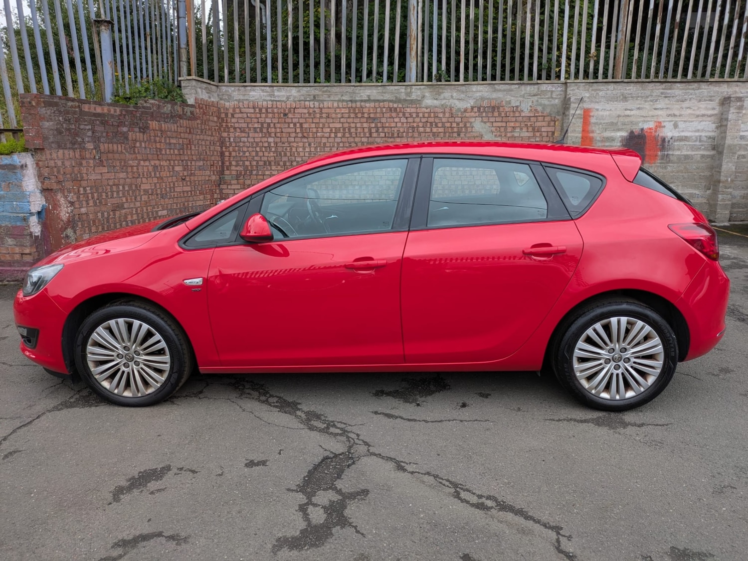 Used Vauxhall Astra 2013 for sale - 77245317: Photo 2