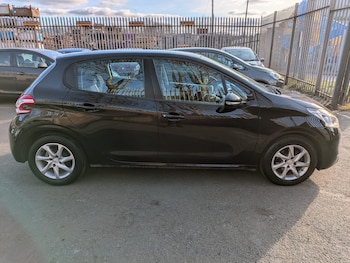 Peugeot - 208