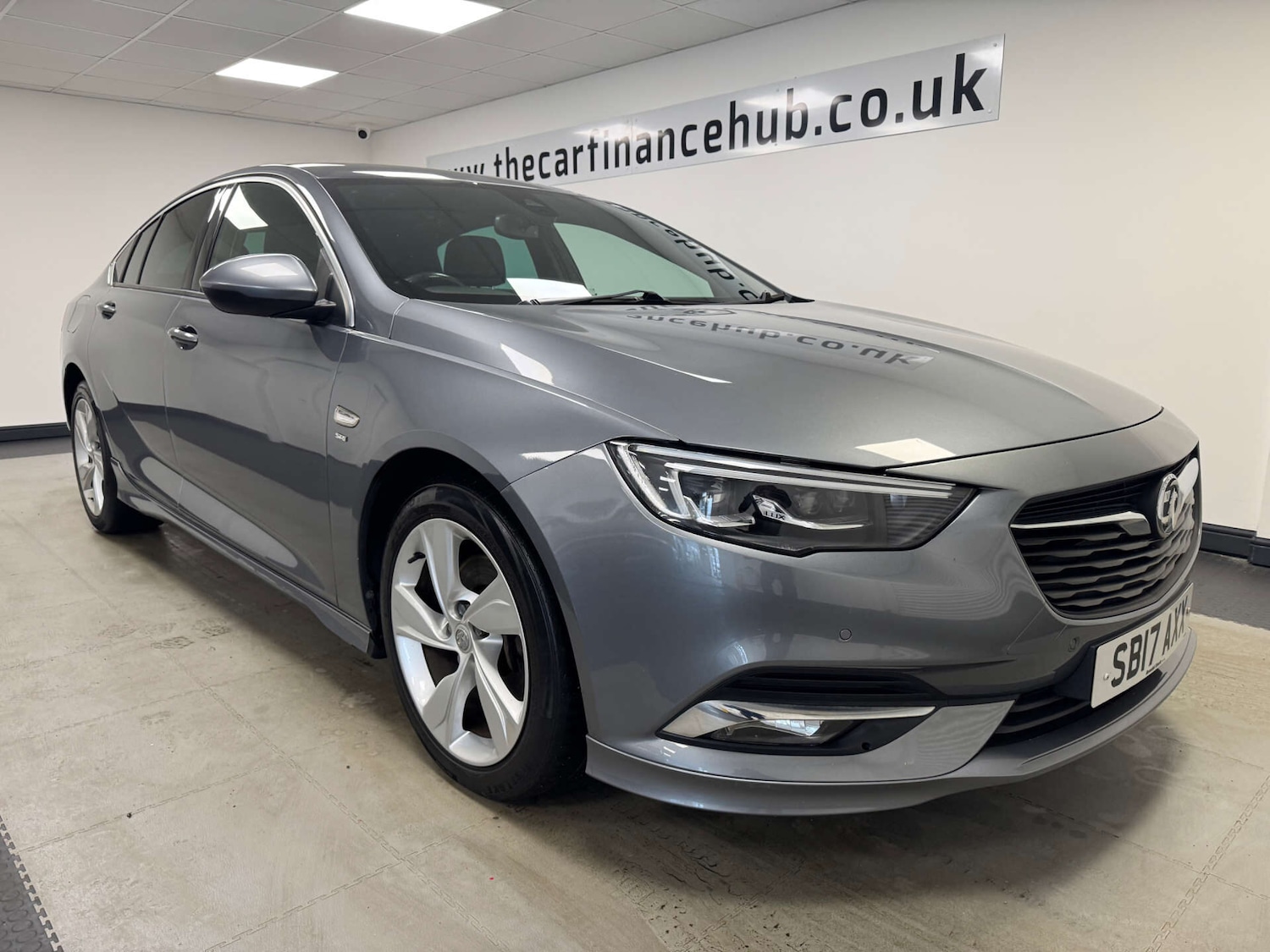 Used Vauxhall Insignia 2017 for sale - 77137075: Photo 1