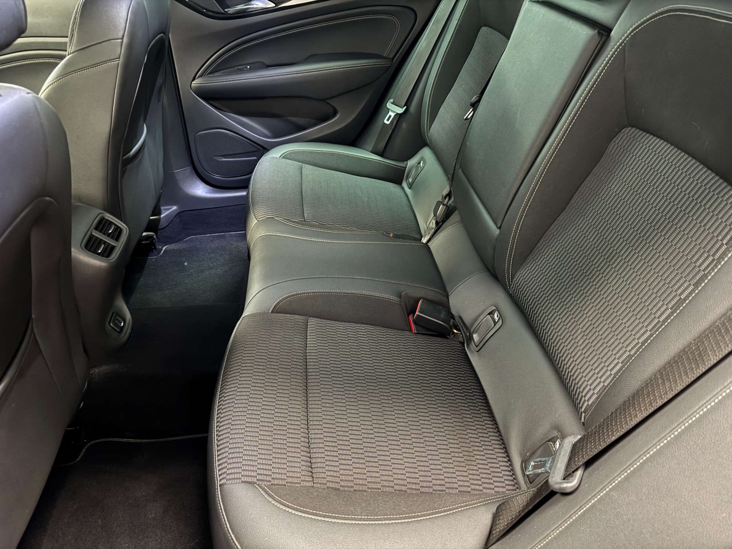 Used Vauxhall Insignia 2017 for sale - 77137075: Photo 21