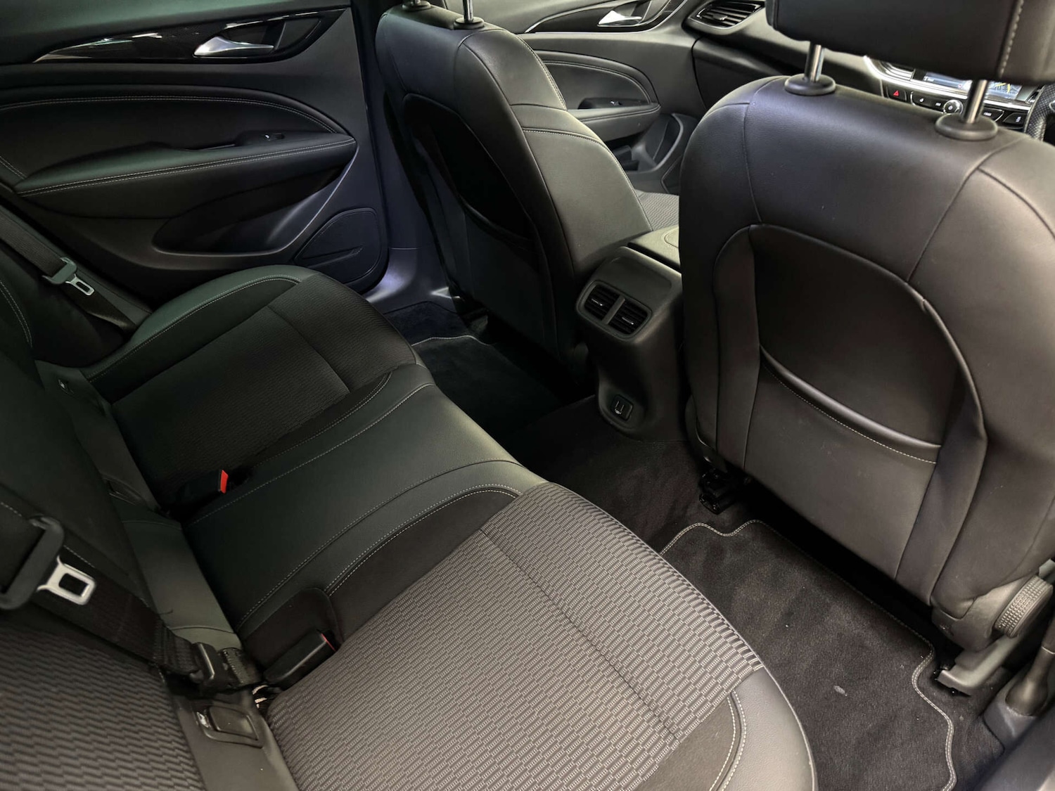 Used Vauxhall Insignia 2017 for sale - 77137075: Photo 32