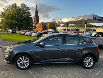 Used Renault Megane 2017 for sale - 76332380: Photo 2