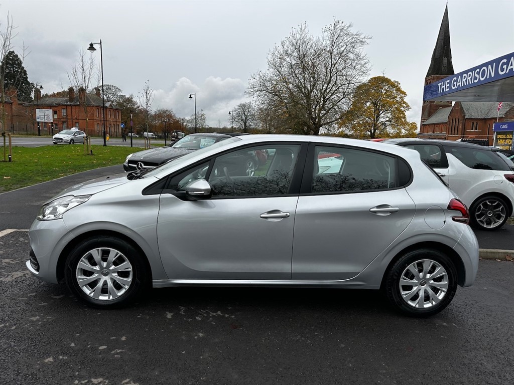 Used Peugeot 208 2018 for sale - 76332335: Photo 2