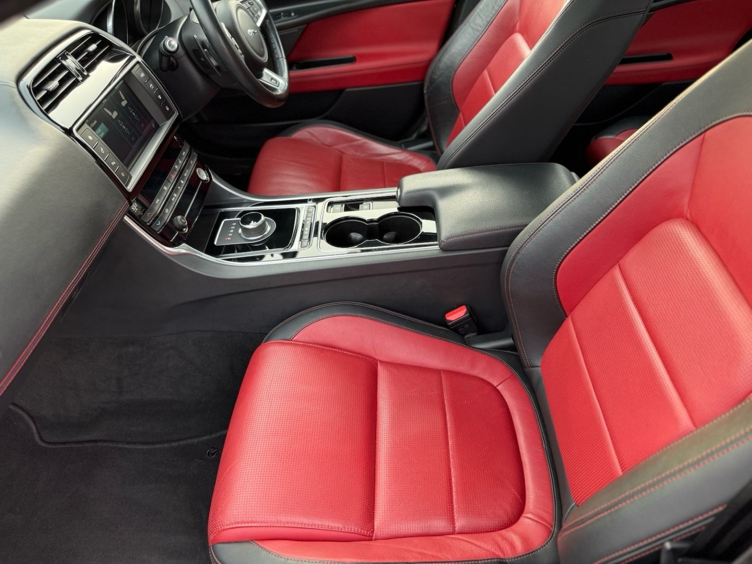 Used Jaguar XE 2016 for sale - 78053280: Photo 8