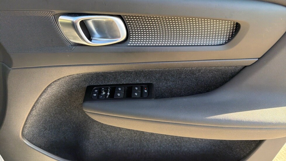 Used Volvo XC40 2021 for sale - 76487131: Photo 32