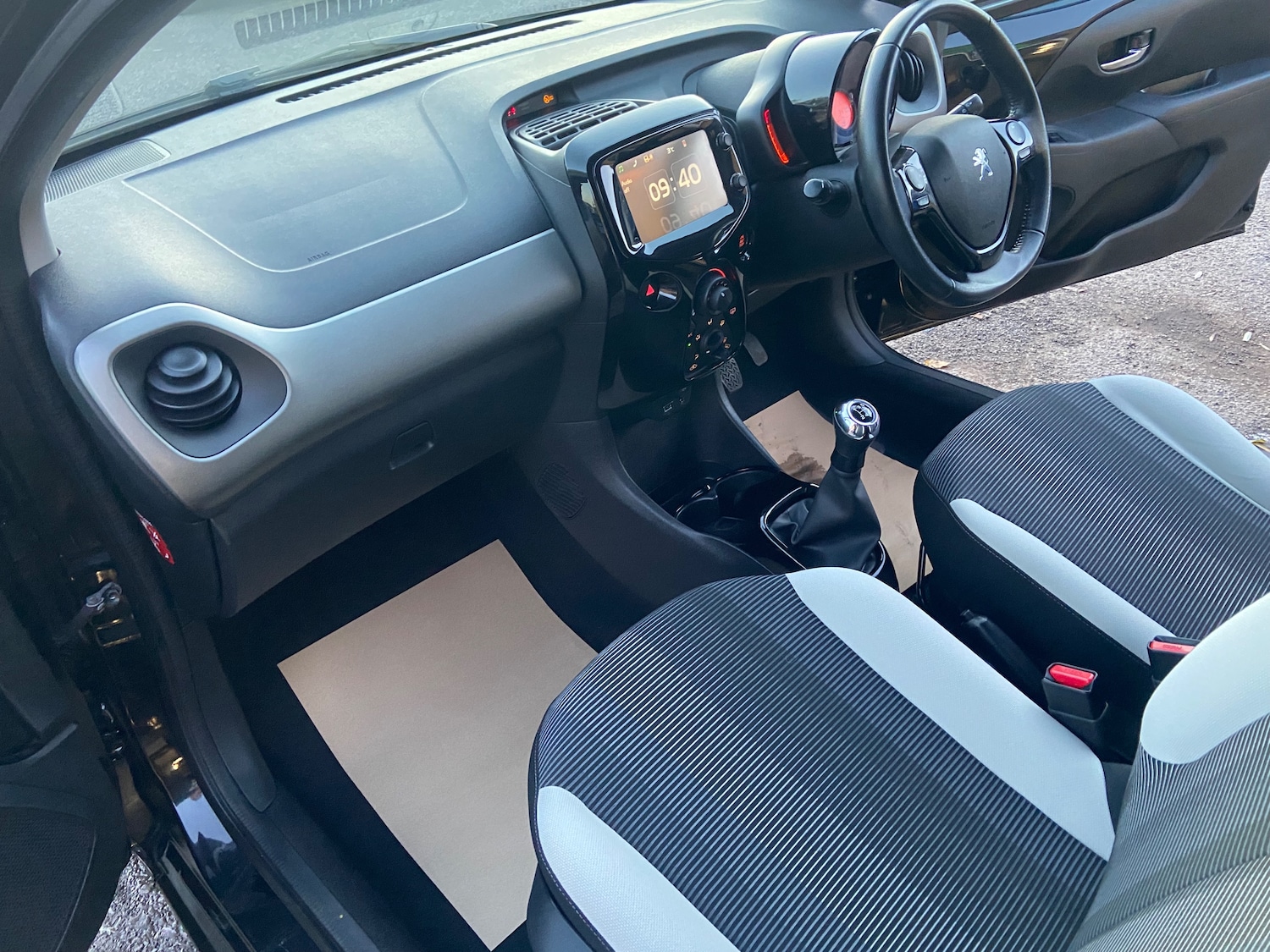 Used Peugeot 108 2015 for sale - 76648110: Photo 17