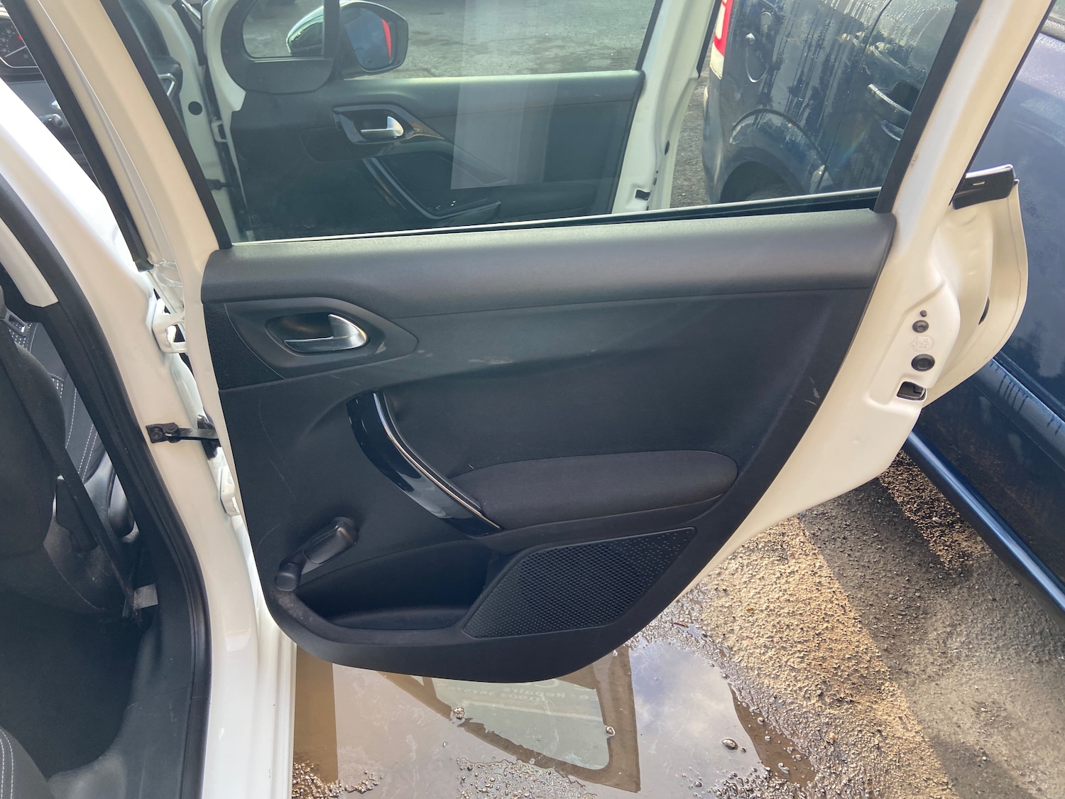 Used Peugeot 208 2015 for sale - 78118129: Photo 34