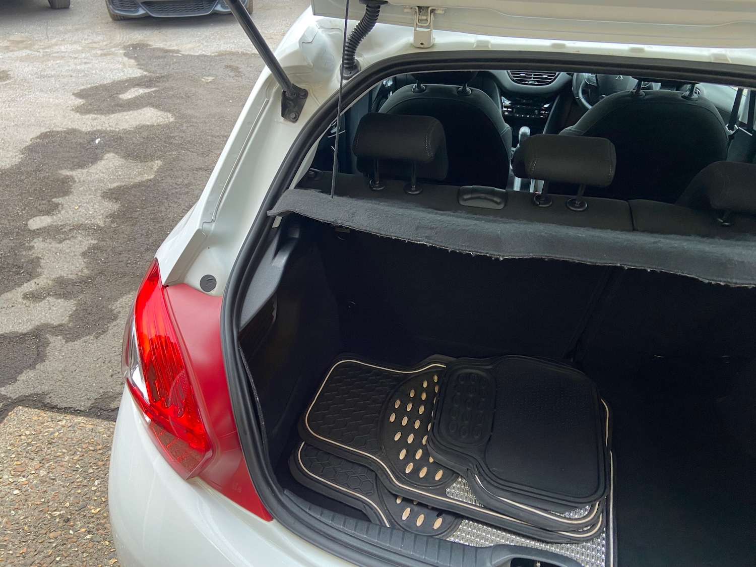 Used Peugeot 208 2012 for sale - 76341051: Photo 20