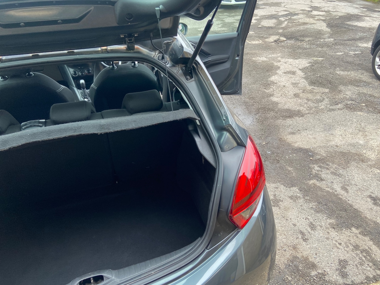 Used Peugeot 208 2015 for sale - 77855819: Photo 25