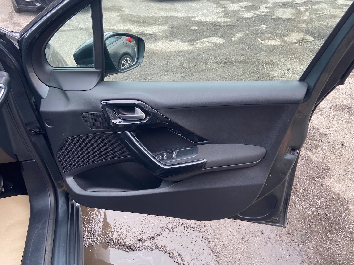 Used Peugeot 208 2015 for sale - 77855819: Photo 28