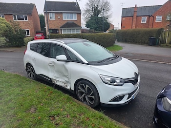 Used Renault Grand Scenic 2017 for sale - 77501231: Photo