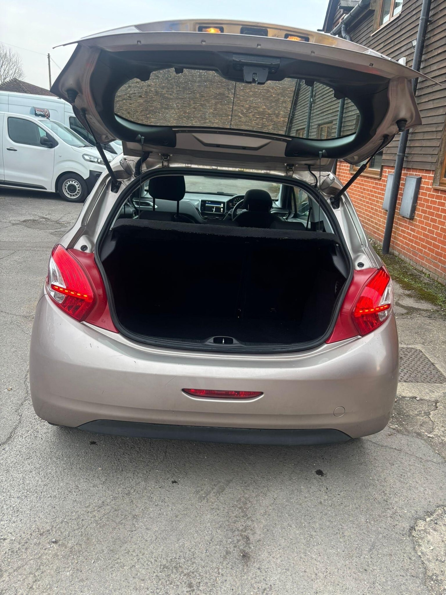 Used Peugeot 208 2012 for sale - 78034702: Photo 3