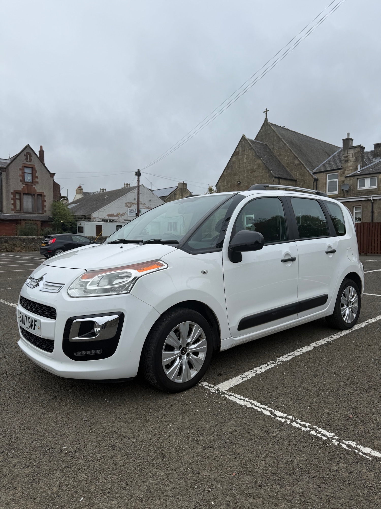 Used Citroen C3 Picasso 2017 for sale - 76181650: Photo 2