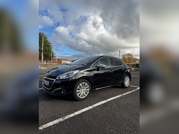 Peugeot - 208