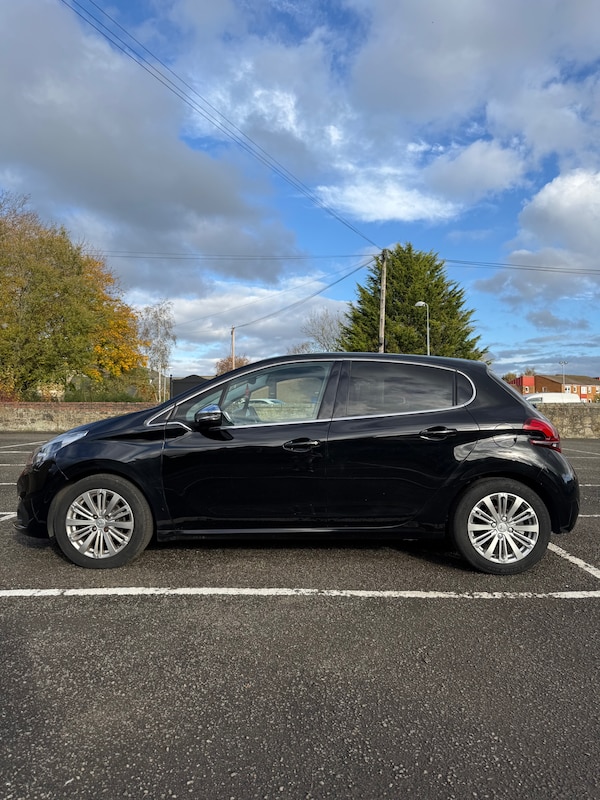 Used Peugeot 208 2017 for sale - 76322525: Photo 2