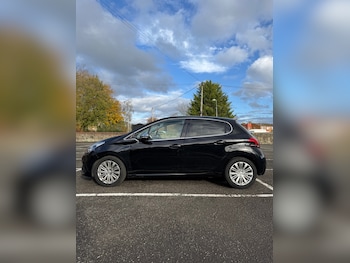 Used Peugeot 208 2017 for sale - 76322525: Photo 2