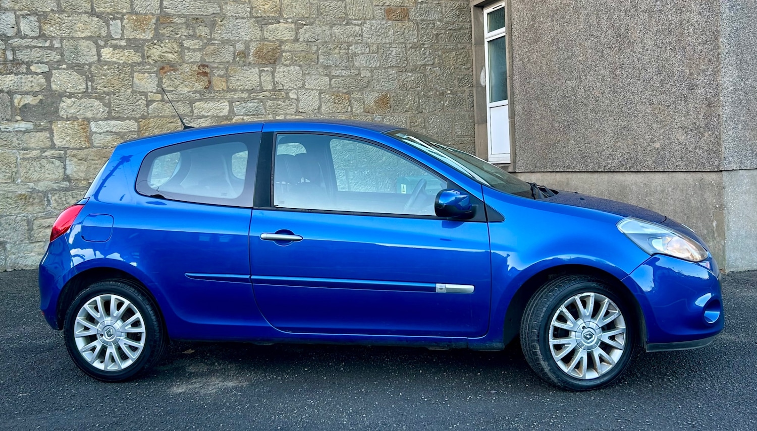 Used Renault Clio 2010 for sale - 76699707: Photo 2
