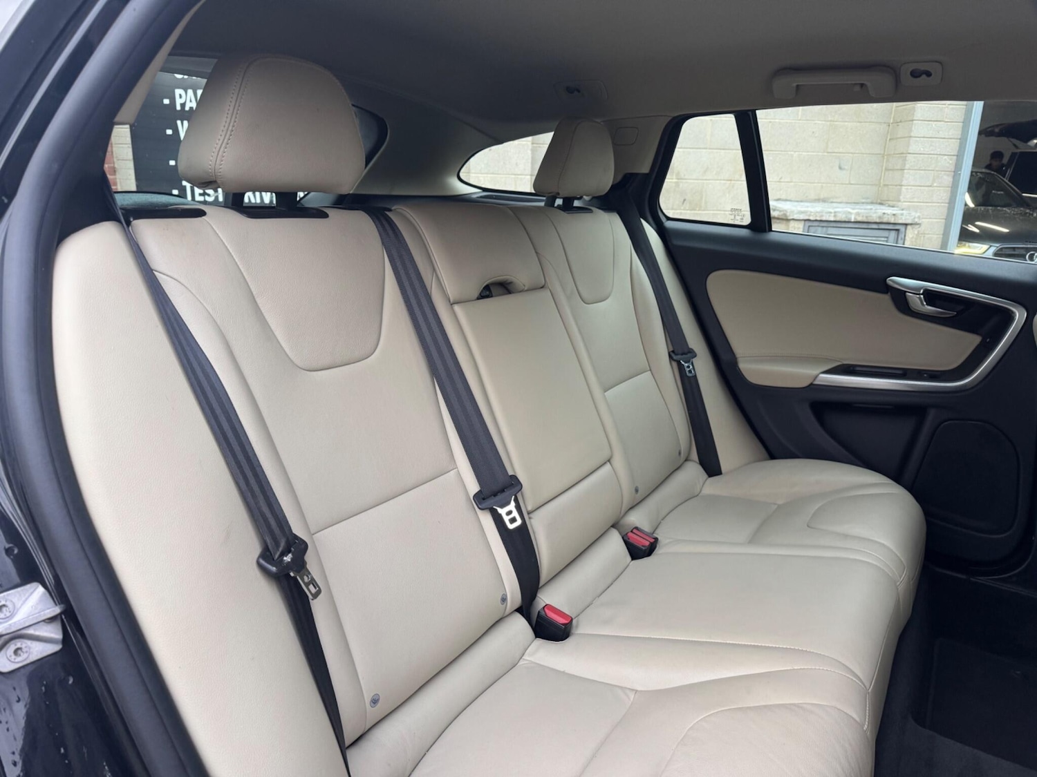 Used Volvo V60 2015 for sale - 76839604: Photo 10