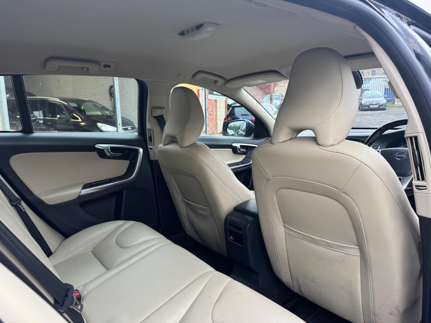 Used Volvo V60 2015 for sale - 76839604: Photo 11