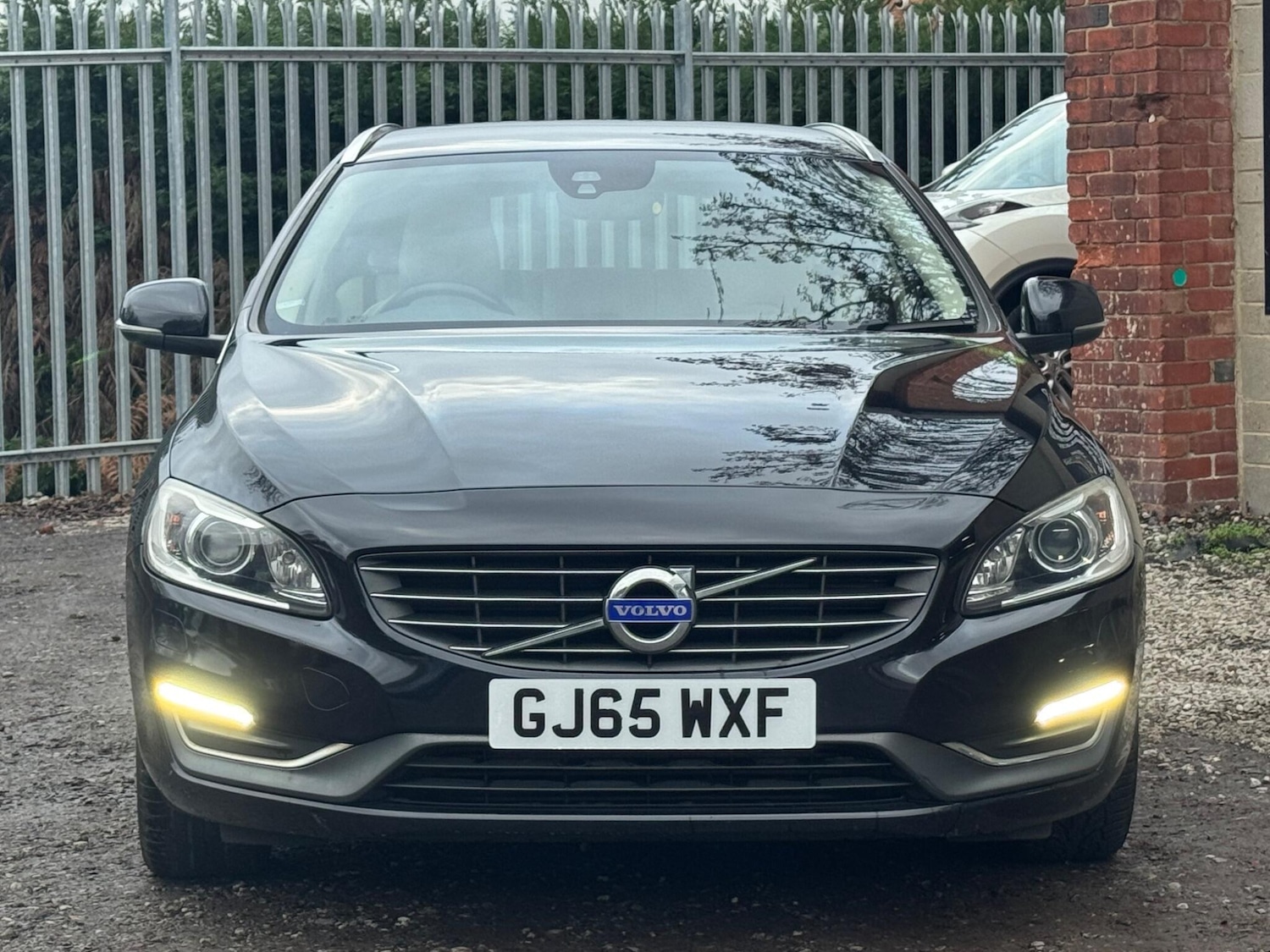 Used Volvo V60 2015 for sale - 76839604: Photo 2