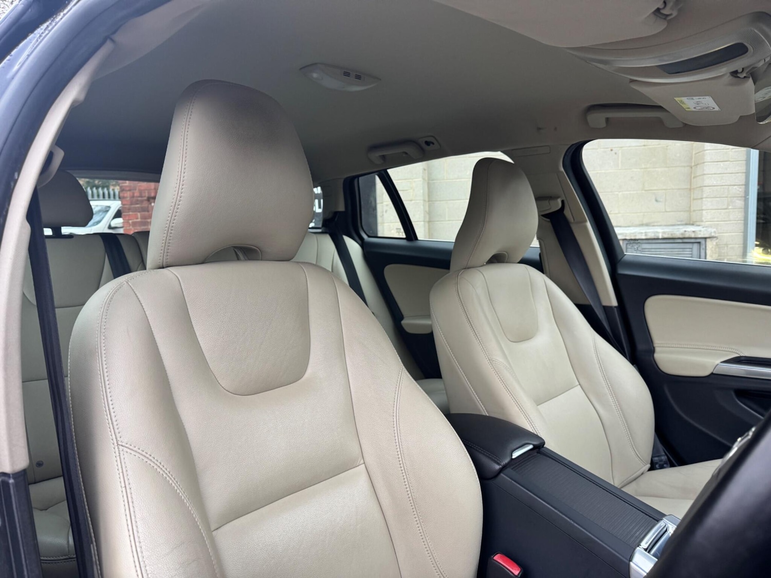 Used Volvo V60 2015 for sale - 76839604: Photo 8