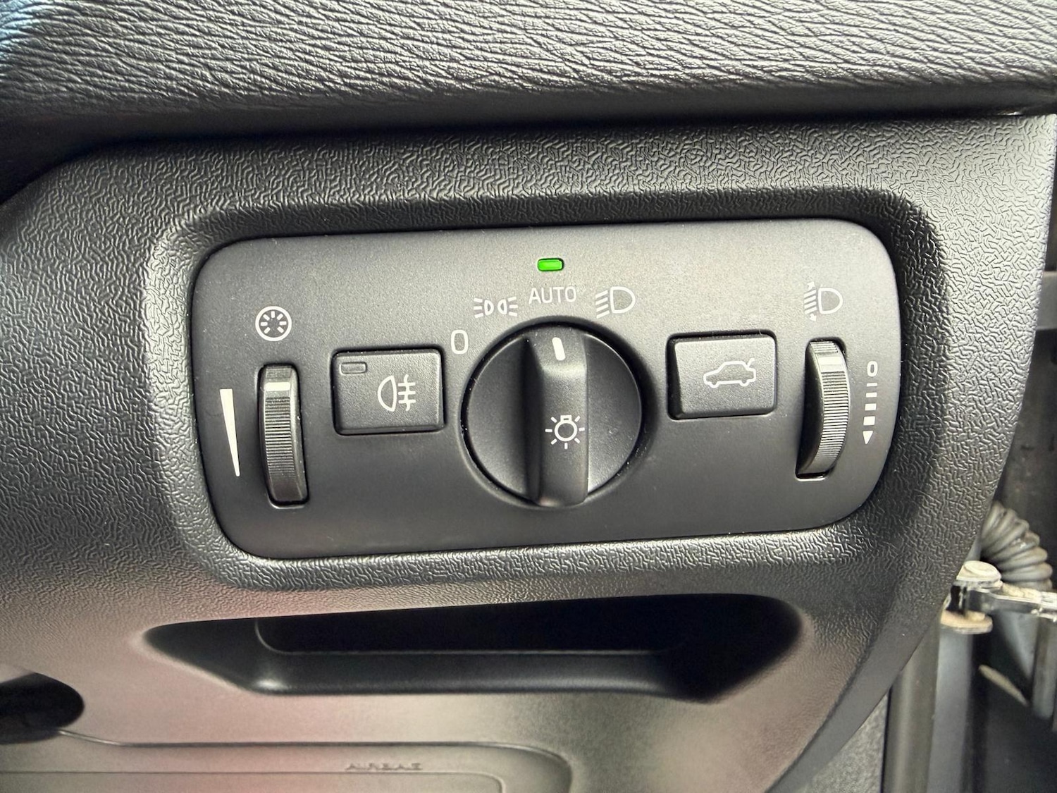 Used Volvo V40 2015 for sale - 76522309: Photo 13