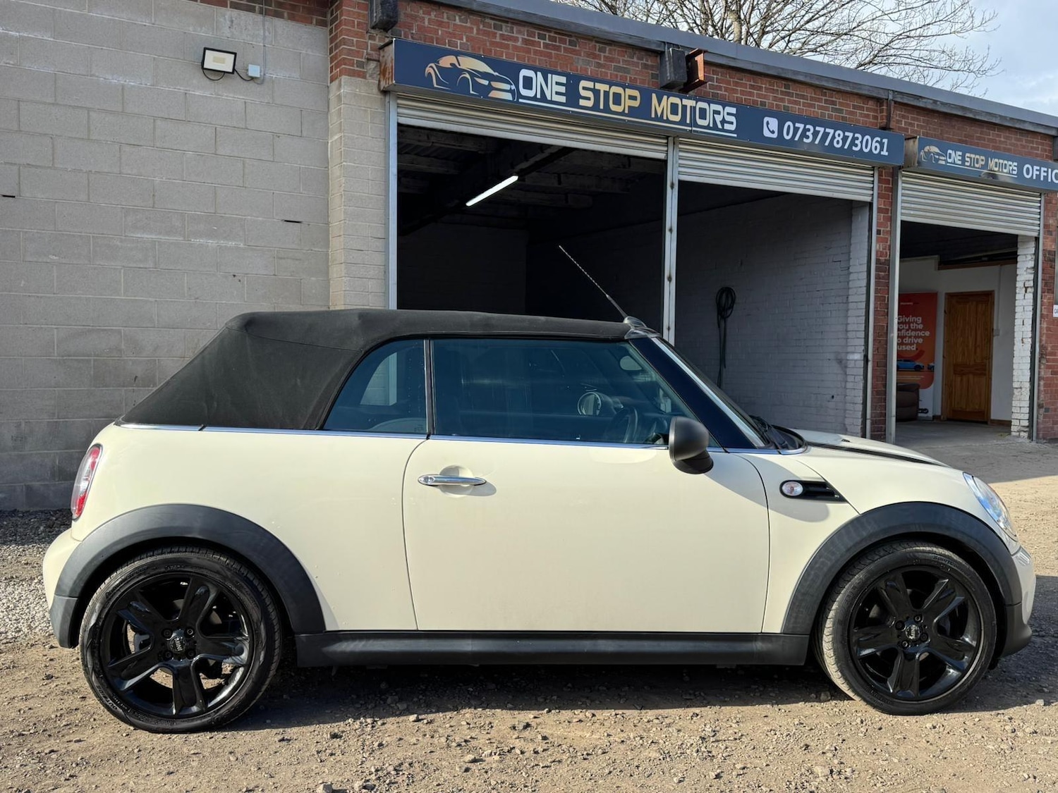 Used MINI Convertible 2011 for sale - 77994053: Photo 24