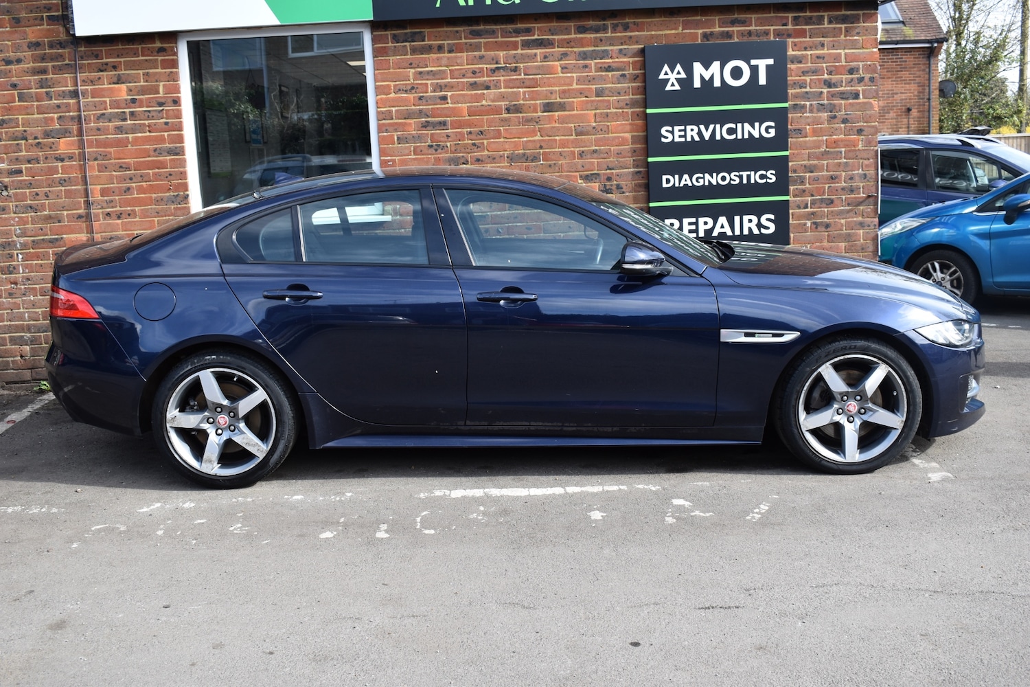 Used Jaguar XE 2016 for sale - 77818047: Photo 2