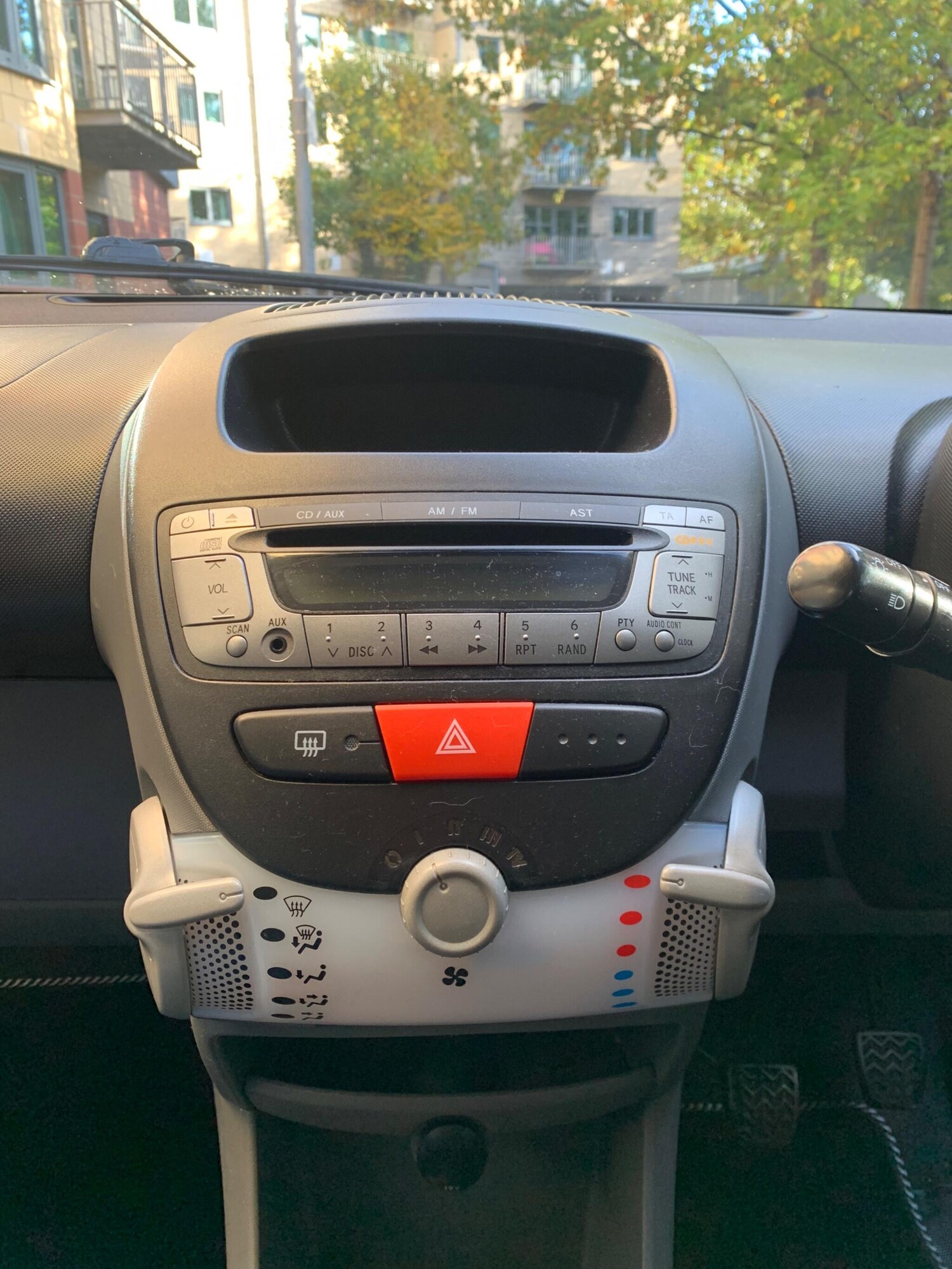 Peugeot 107 (11) - 1.0 12V Urban Euro 5 3dr - Image 17