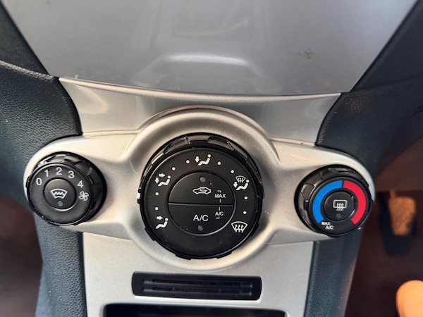 Used Ford Fiesta 2011 for sale - 76283689: Photo 13