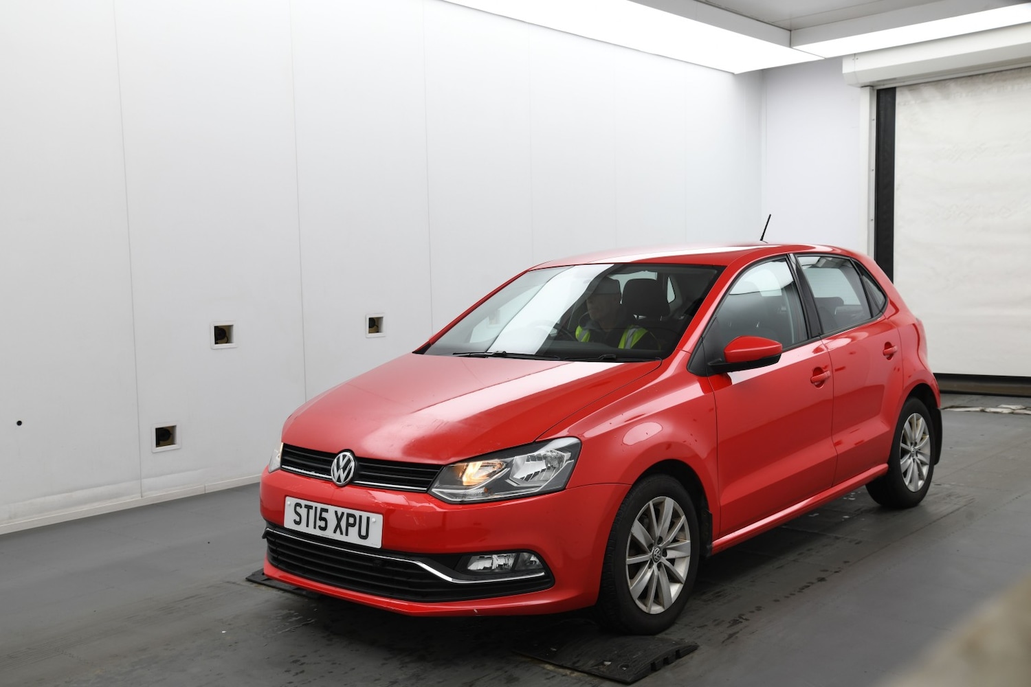 Used Volkswagen Polo 2015 for sale - 76387274: Photo 2