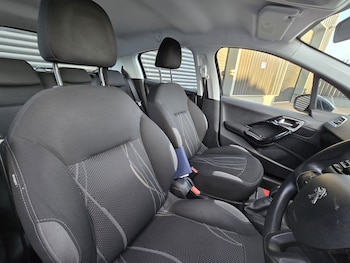 Used Peugeot 208 2014 for sale - 76924397: Photo